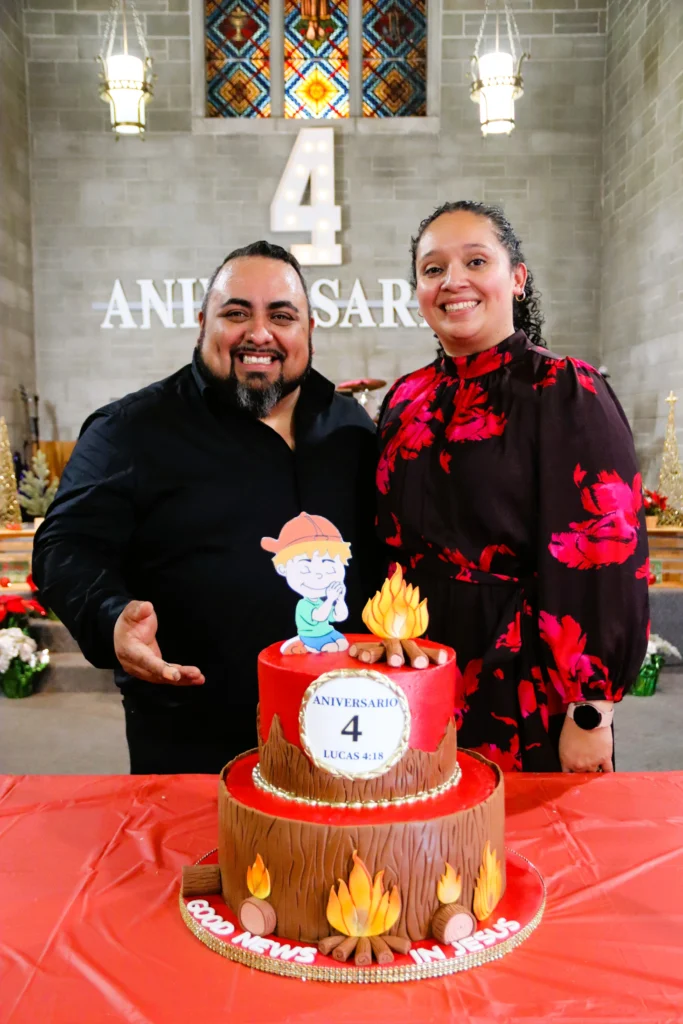 Pastores Alexander y Mindi Hércules en el cuarto aniversario.